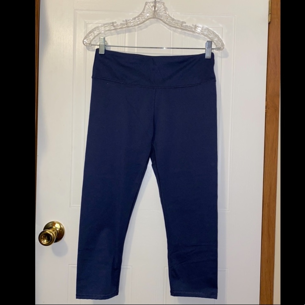 NWOT Navy Blue Fabletics Capri Leggings SZ M